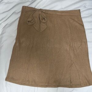 Brown skirt-short with tie and small slit